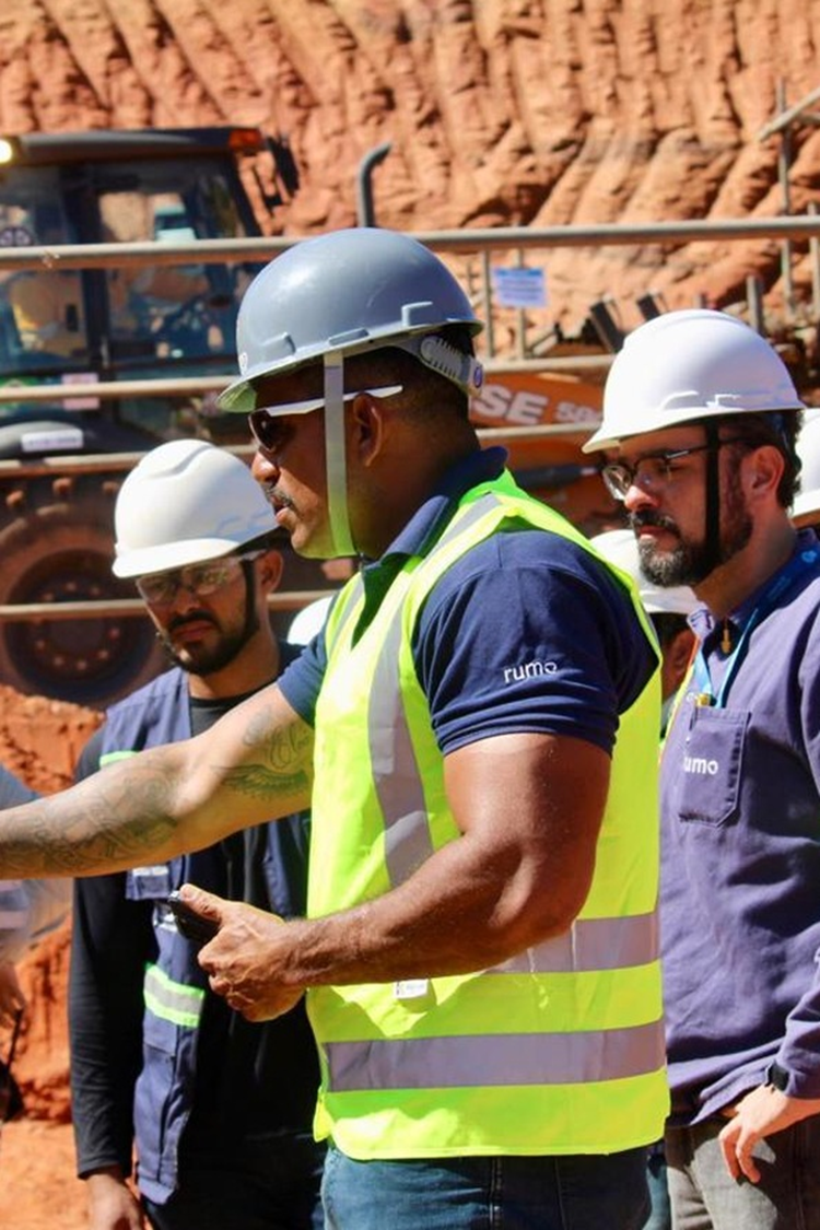 Equipe técnica da FINALIS em inspeção de segurança do trabalho em obra